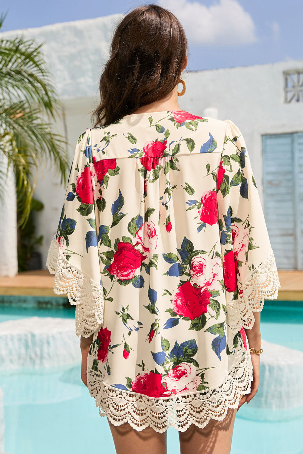 Beigefarbener Kimono mit gewellter Spitze und Blumendruck