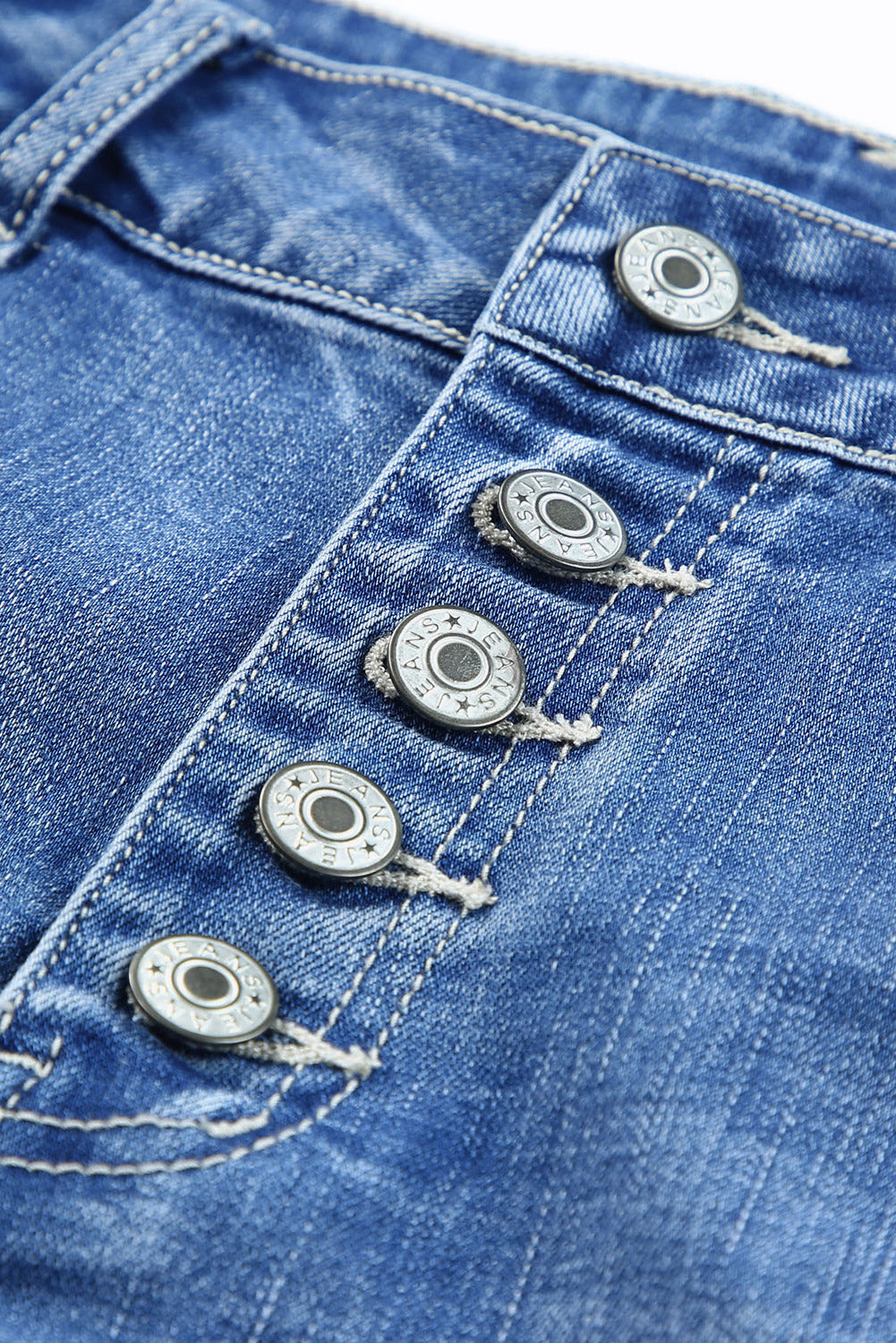 Himmelblaue Jeansshorts mit fünffachem Knopfverschluss und hohem Bund
