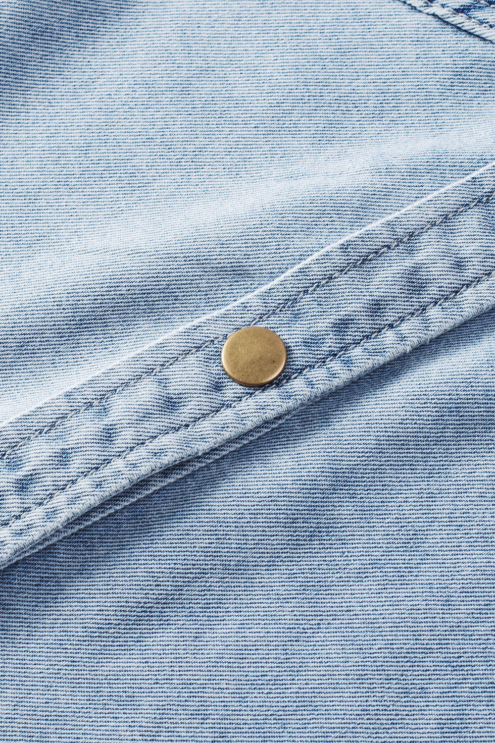 Giacca di jeans abbottonata con maniche a campana e tasche sul petto blu cielo