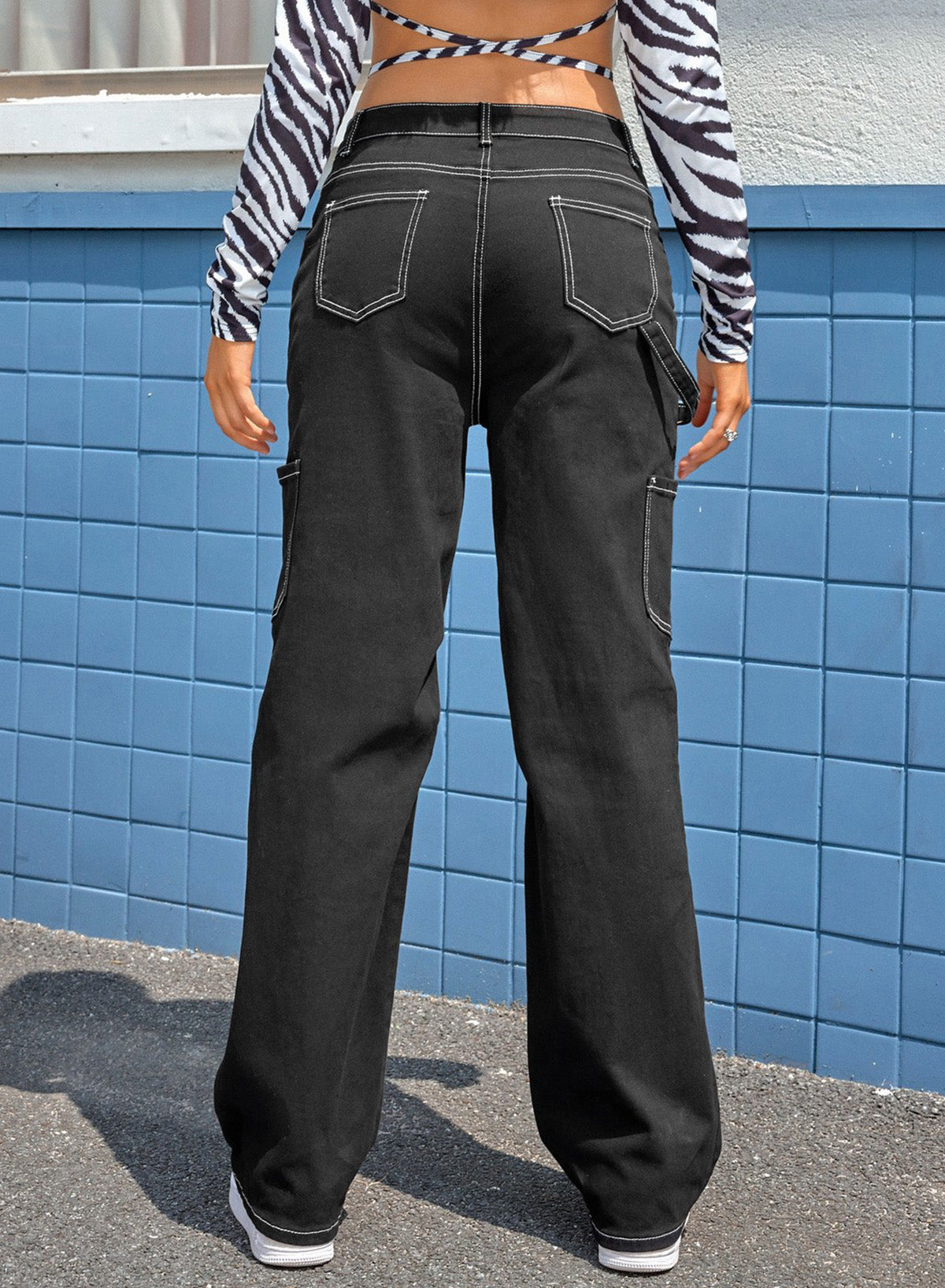 Pantalon cargo noir taille haute à jambe droite avec poches