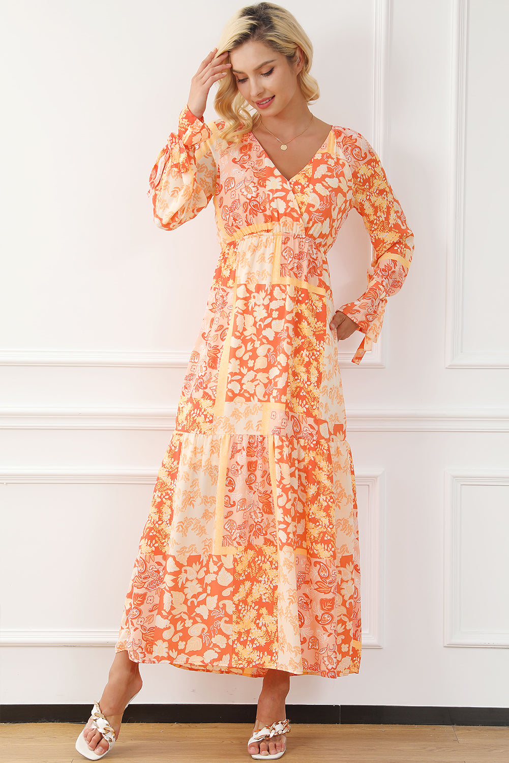 Narančasta boho haljina dugih rukava s cvjetnim omotom i V izrezom