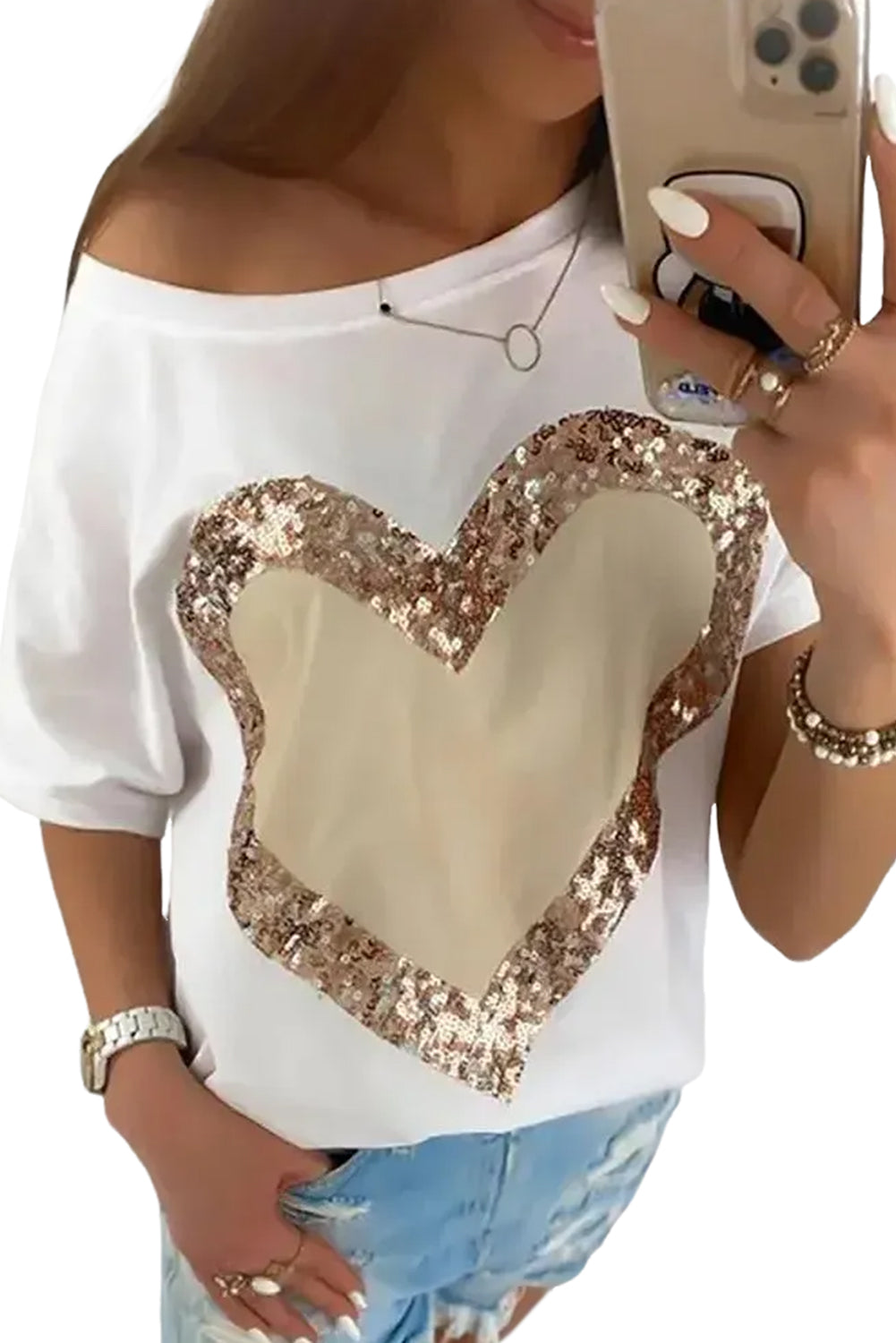 Bijela majica s okruglim izrezom i kratkim rukavima sa šljokicama u obliku srca