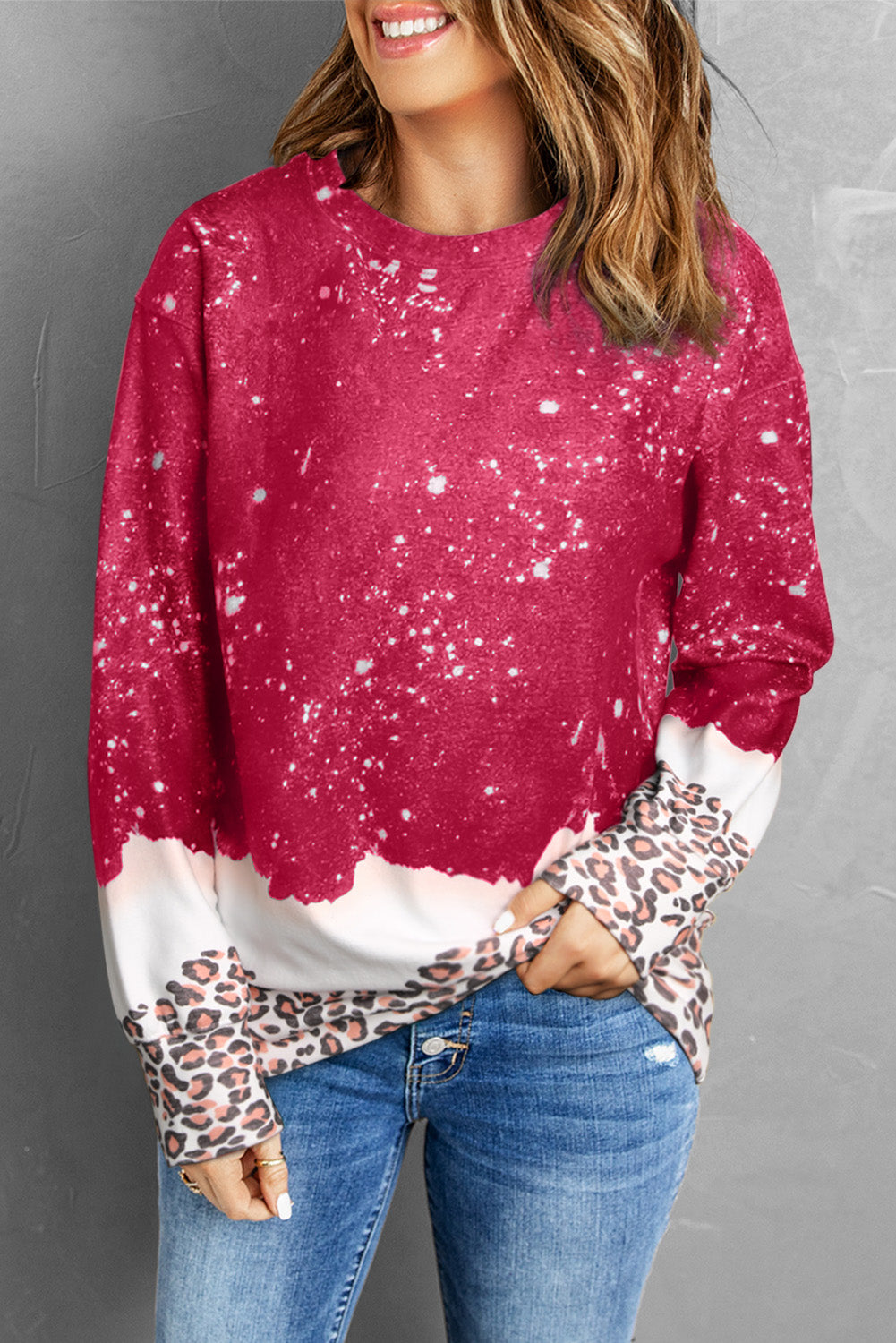 Feurig rotes, gebleichtes Pullover-Sweatshirt mit Leopardenmuster