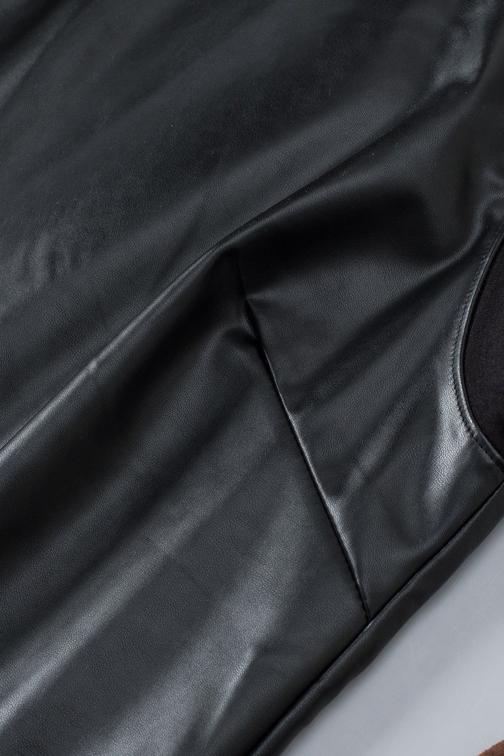 Crna majica s okruglim izrezom od umjetne kože