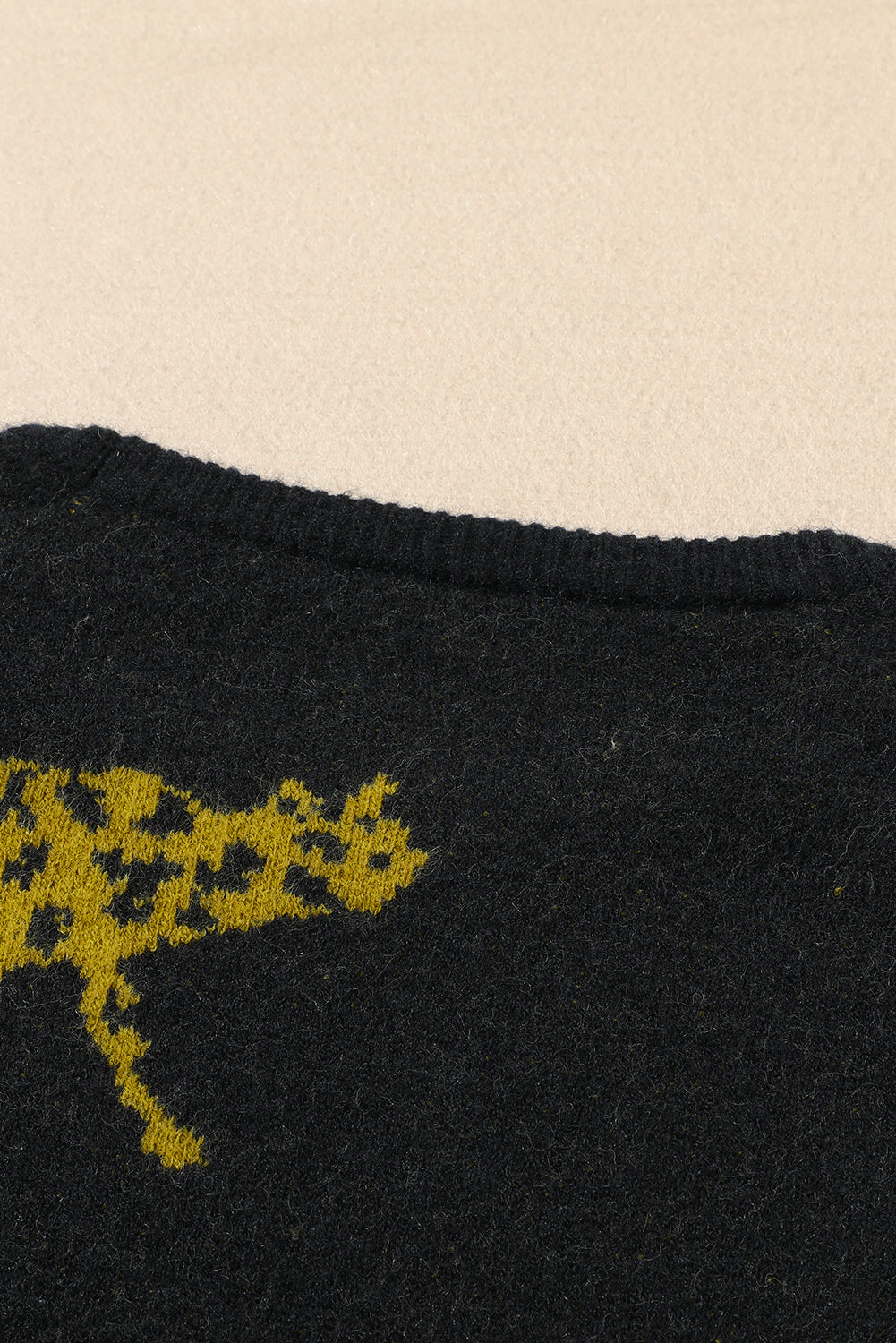 Pull noir à col rond en tricot à motif guépard