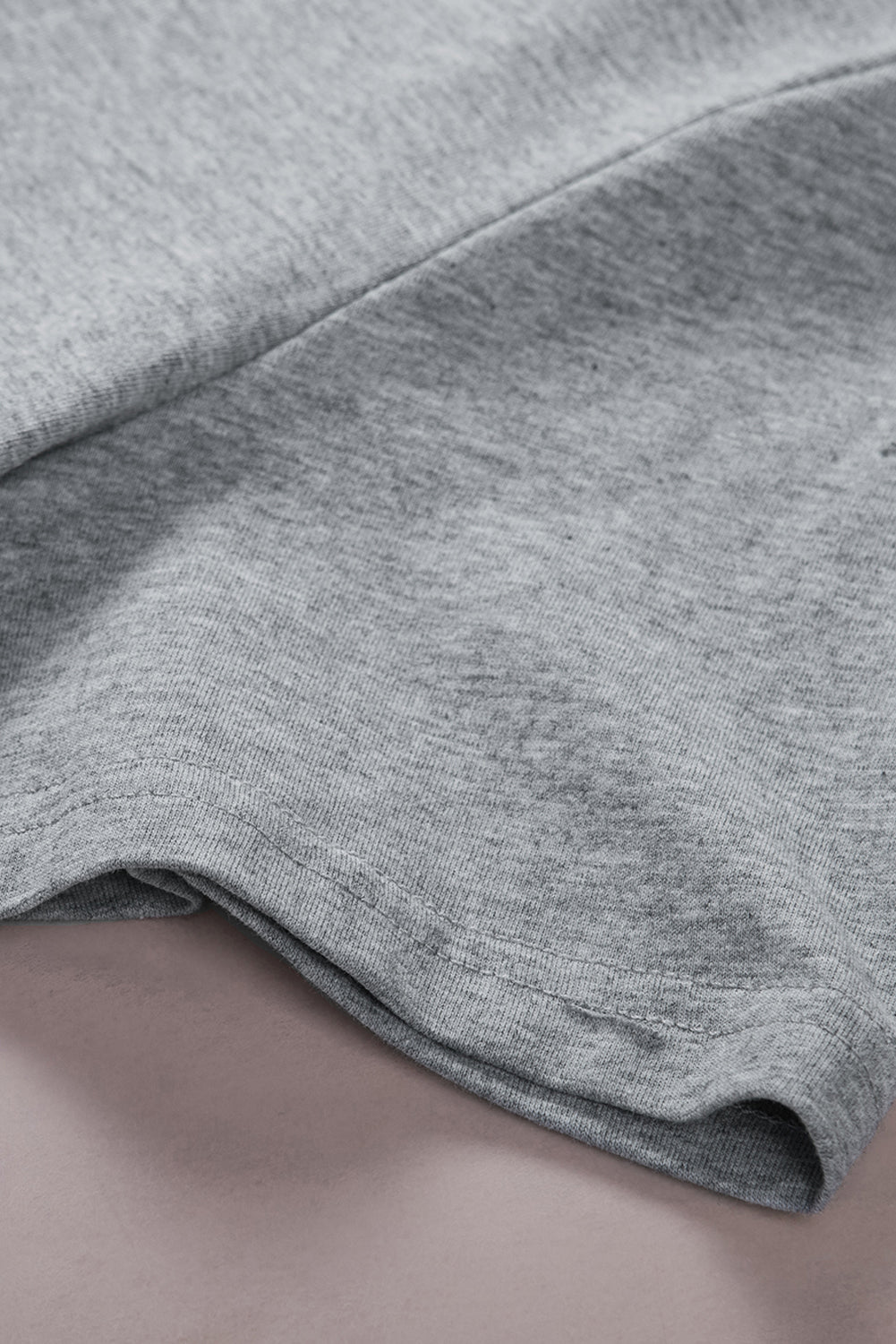 T-shirt gris déchiré à manches courtes de couleur unie