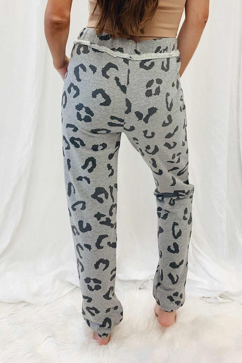 Sive jogger hlače visokog struka s uzorkom leoparda