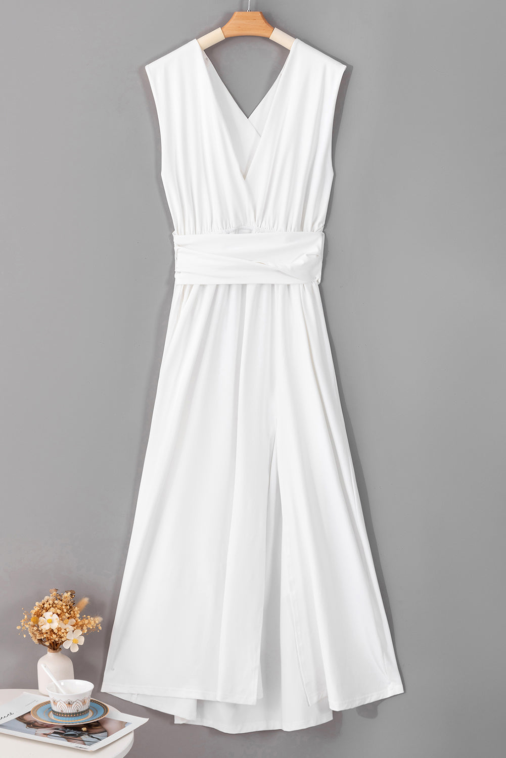 Bijela maksi haljina bez rukava s naborima i visokim izrezom na leđima