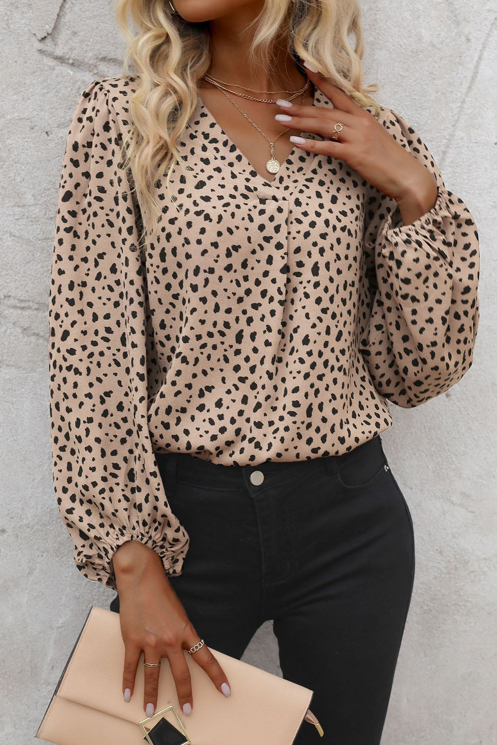 Khakifarbene Bluse mit Leopardenmuster und V-Ausschnitt und Puffärmeln