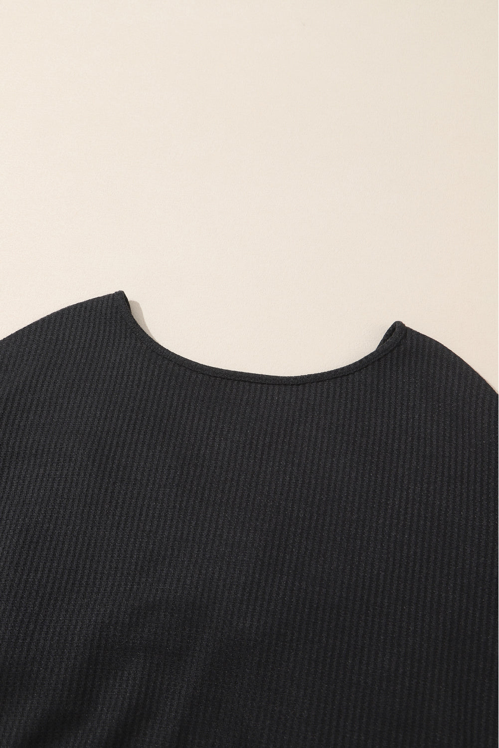Crna pletena majica s otvorenim leđima i patchwork rukavima sa šljokicama