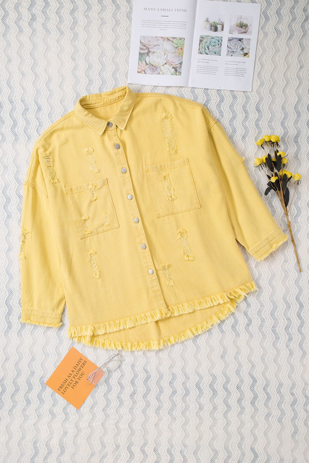 Žuta traper jakna s oštrim rubovima