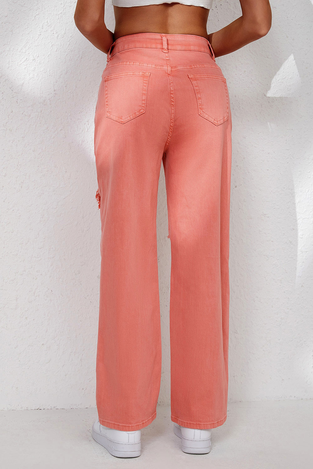 Jeans rosa con tasca a gamba dritta strappata a vita alta