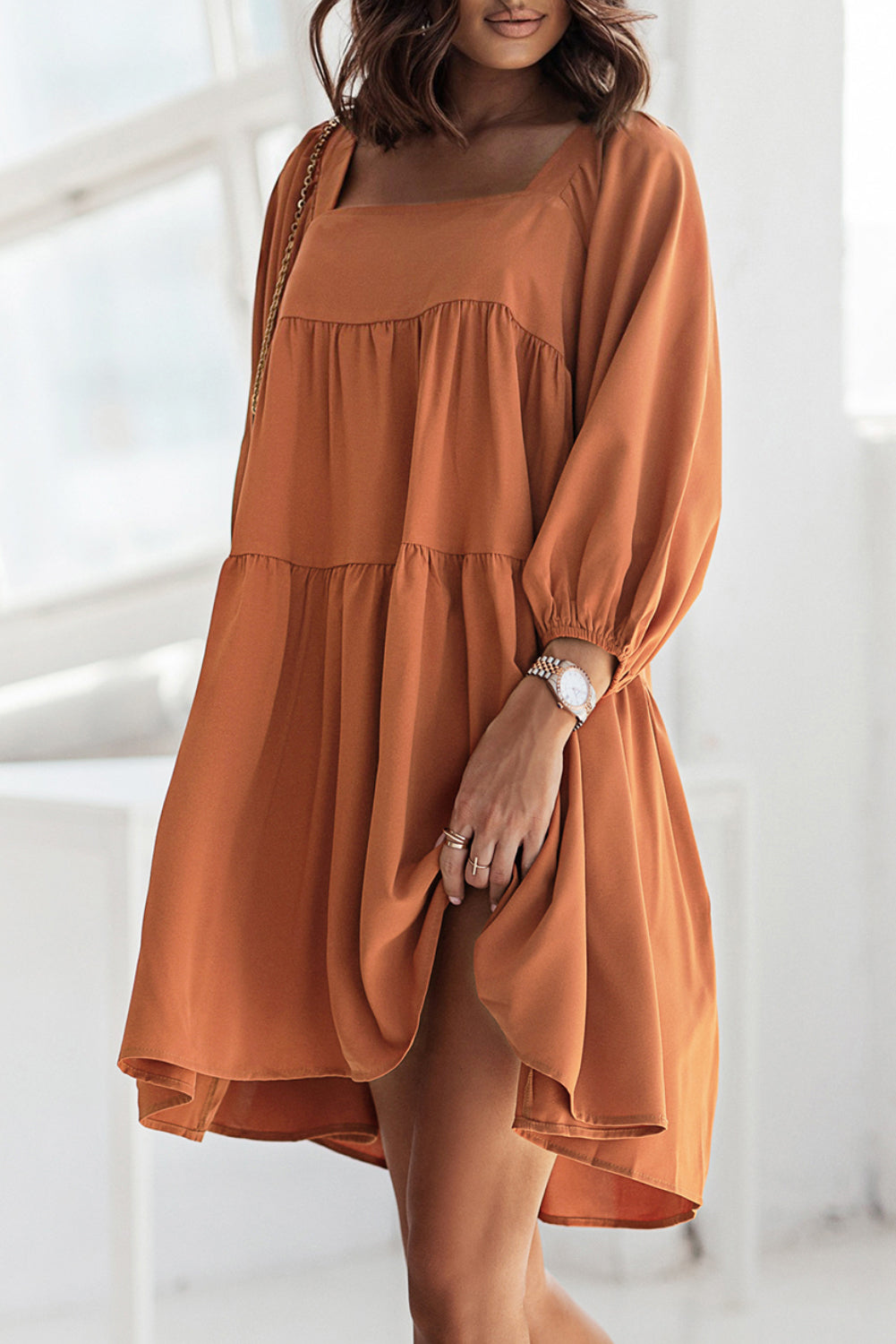 Mini-robe marron à col carré, demi-manches, haute et basse