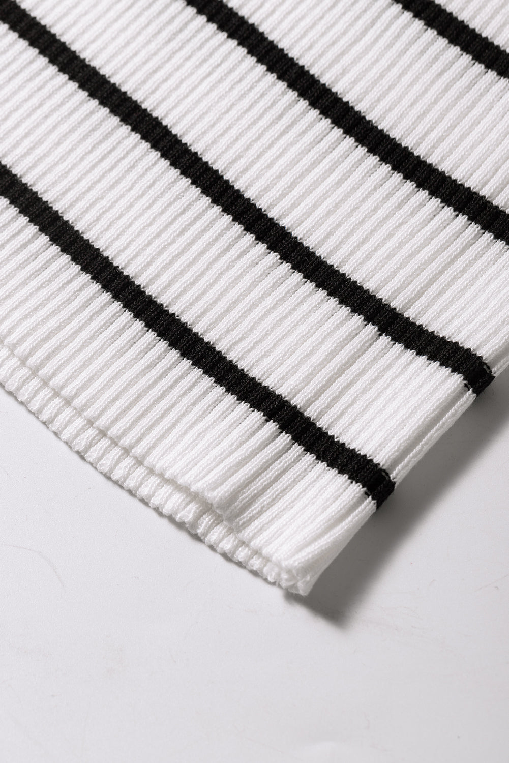 Maglione con stampa a righe con finiture smerlate bianche