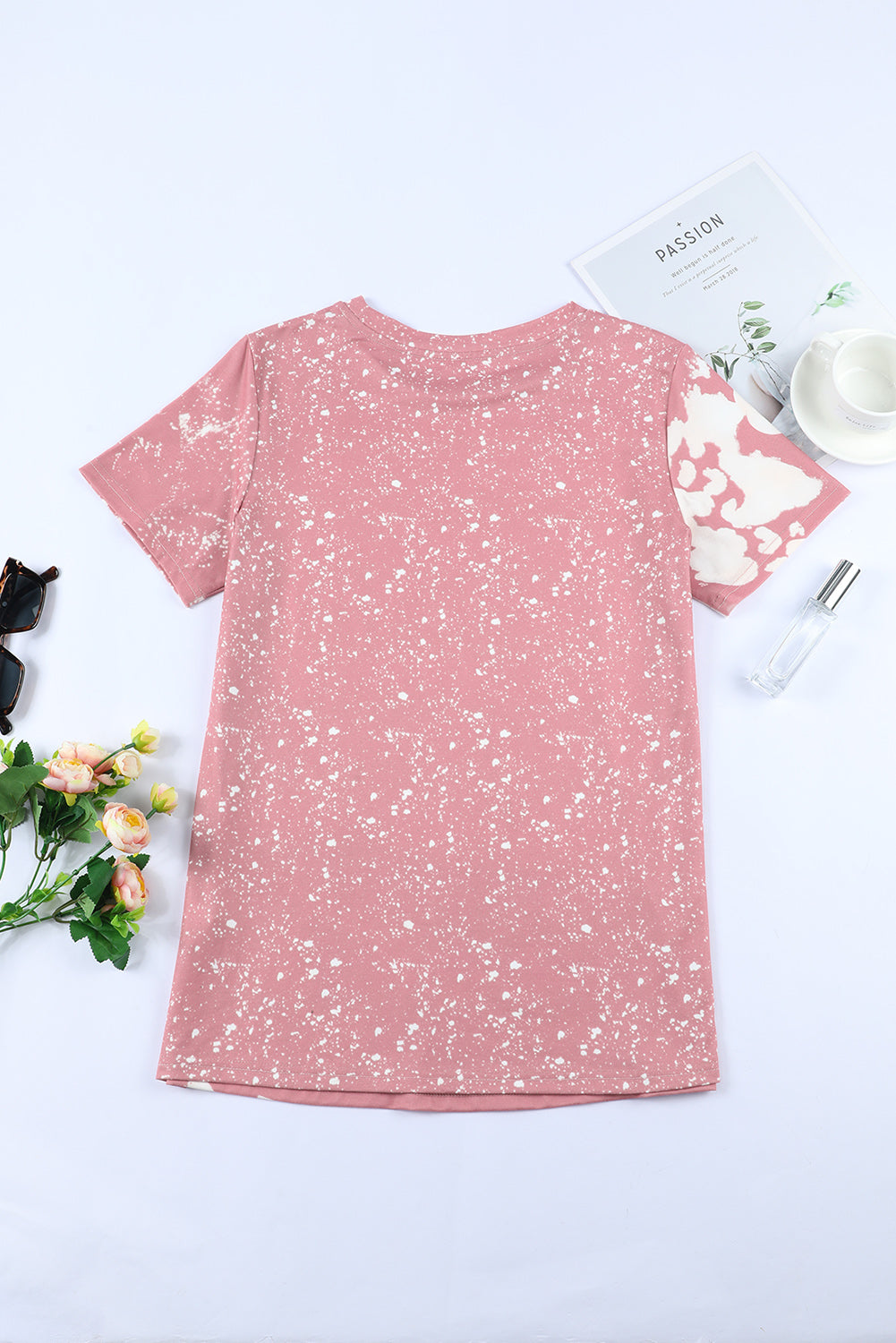 Rosafarbenes, gebleichtes Kurzarm-T-Shirt mit Batikfärbung