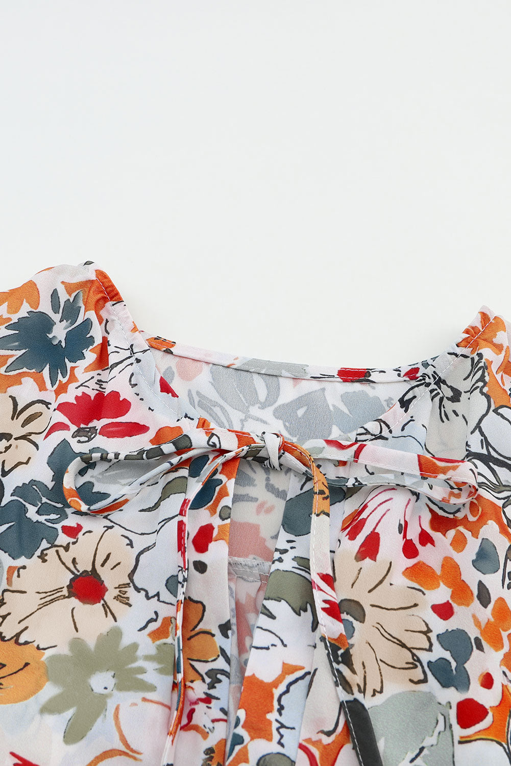Večbarvna bluza z v-izrezom in napihnjenimi rokavi s cvetličnim potiskom