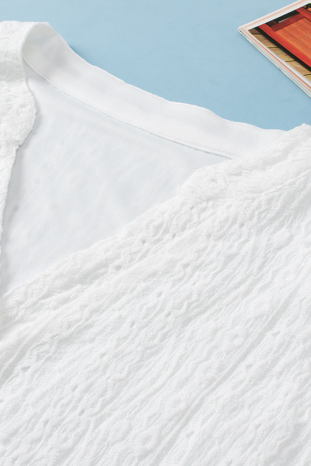 Beli komplet teksturiranih kratkih hlač z očesci