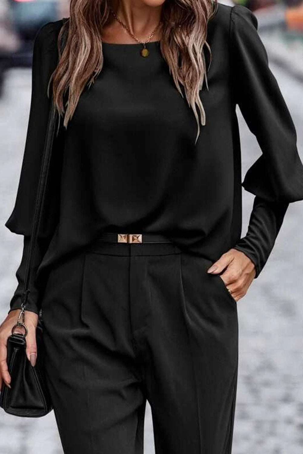 Črna enobarvna bluza z napihnjenimi rokavi in ​​gumbi