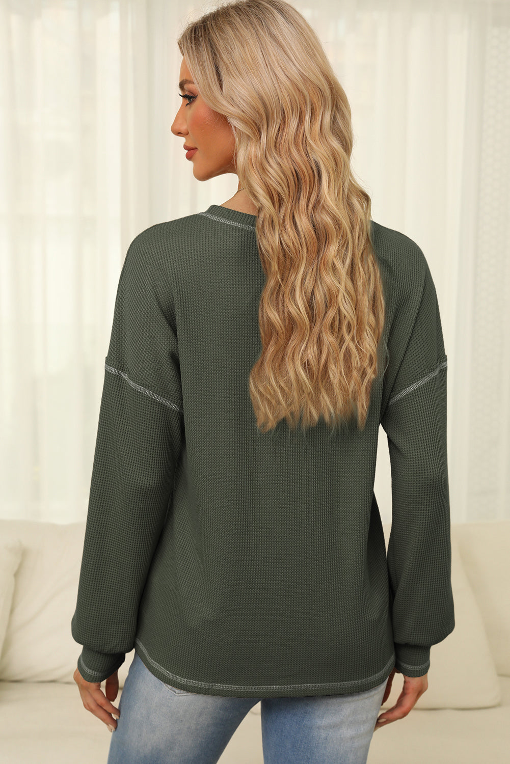 Vafelj pletena majica z izpostavljenimi šivi v megleno zelenem kontrastu