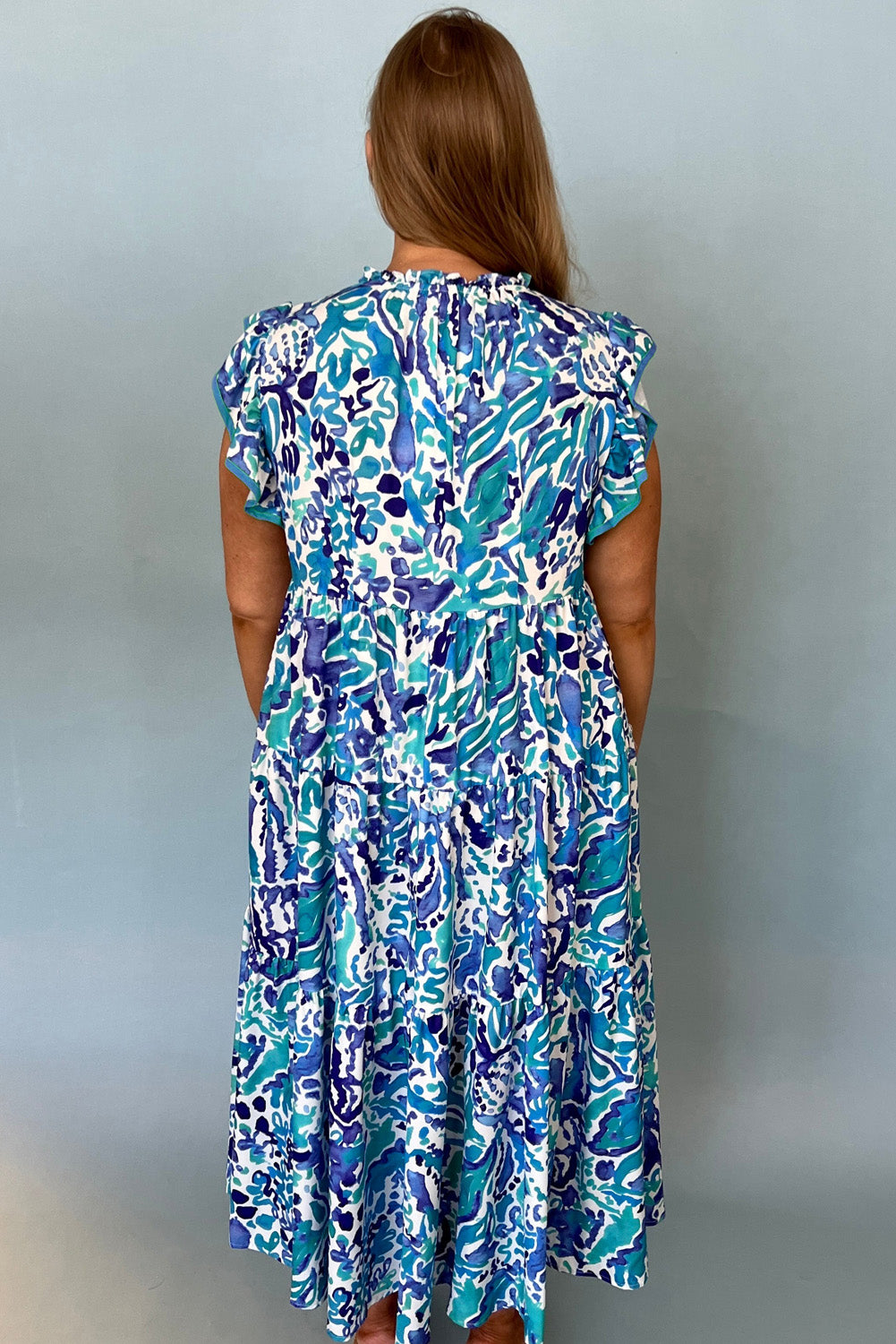Nebesko plava plus apstraktna duga haljina s razdvojenim izrezom i nabranim rukavima u više slojeva