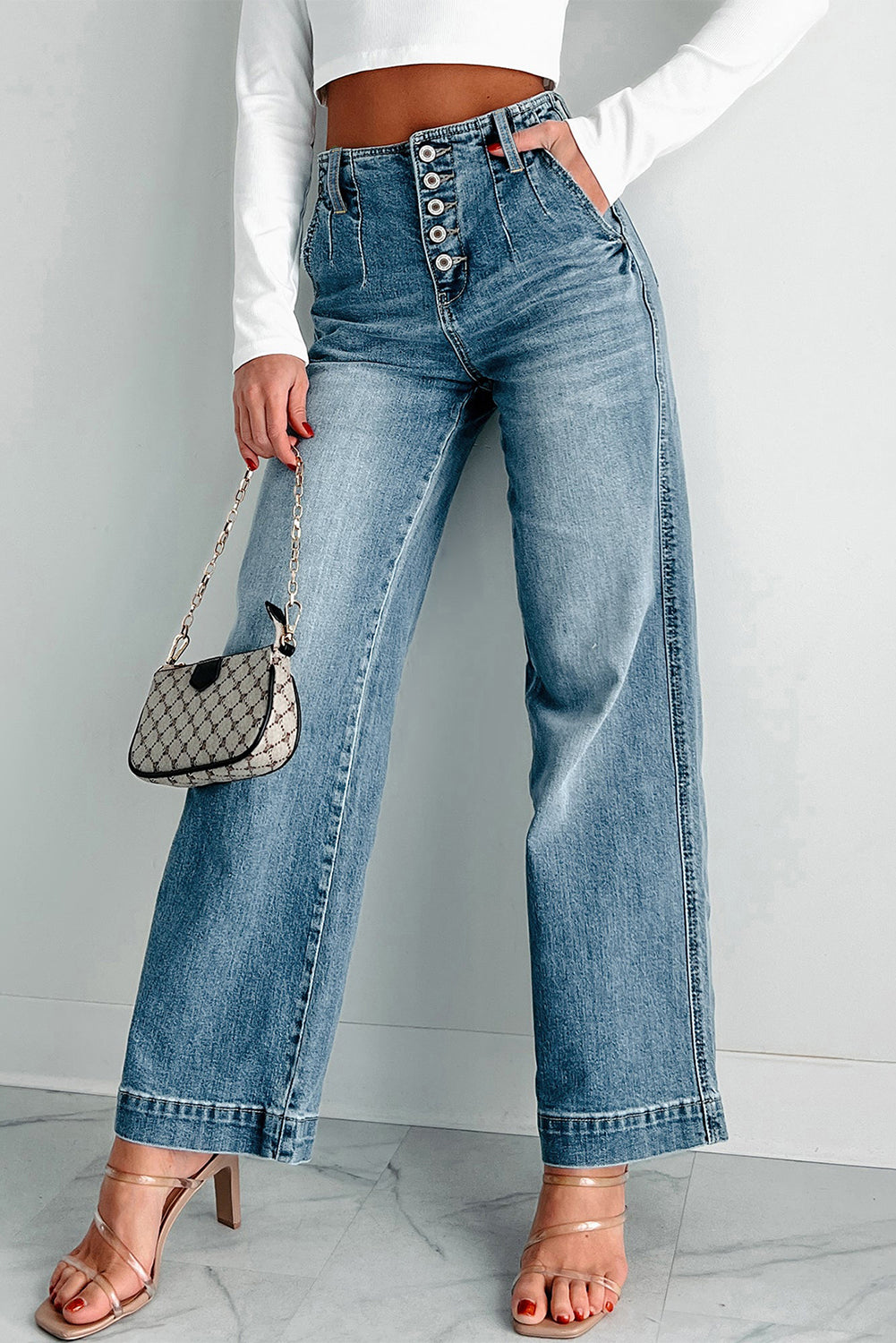 Dunkelblaue Jeans mit mehreren Knöpfen in mittlerer Waschung und geradem, lockerem Bein