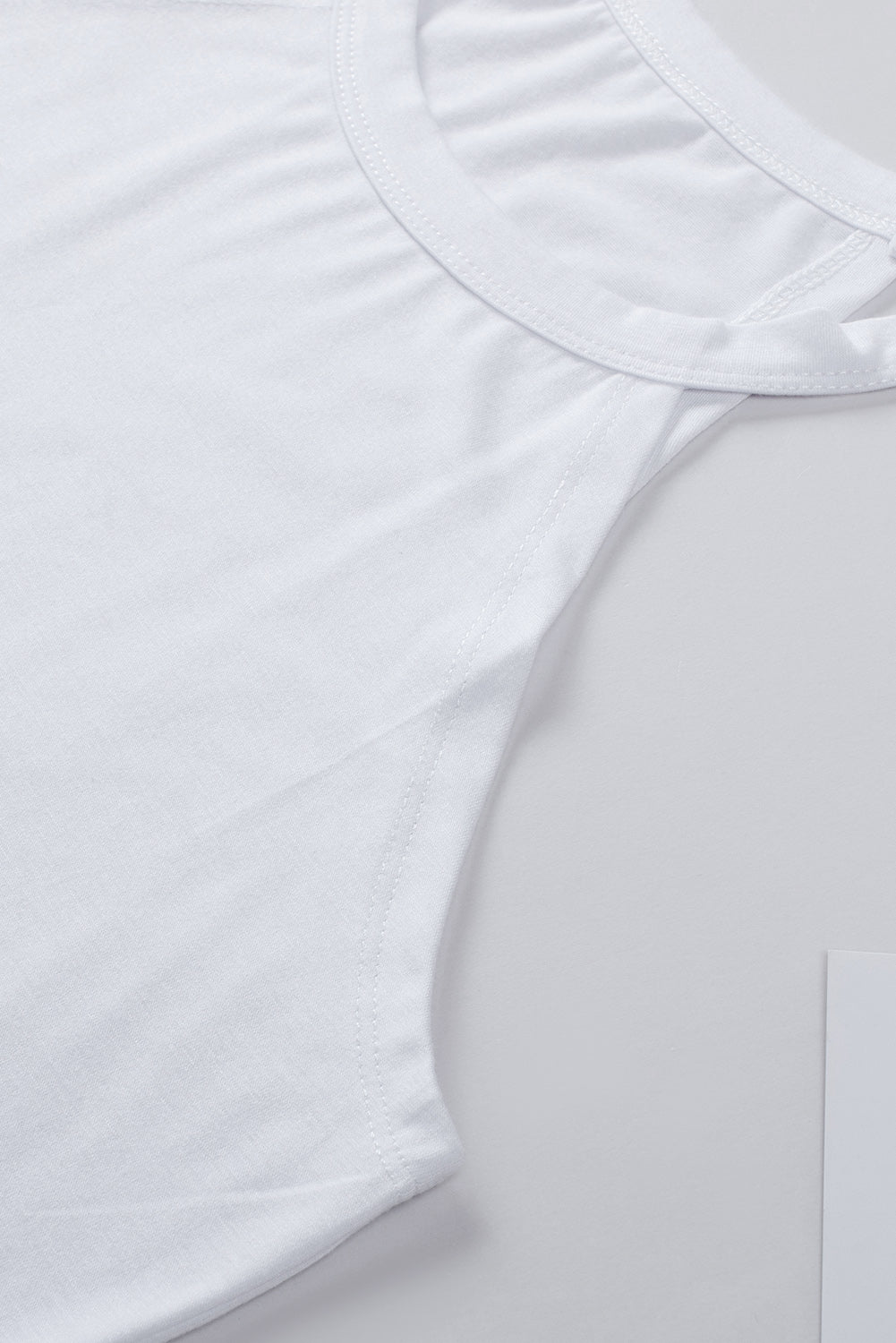 Bela enobarvna majica z okroglim izrezom