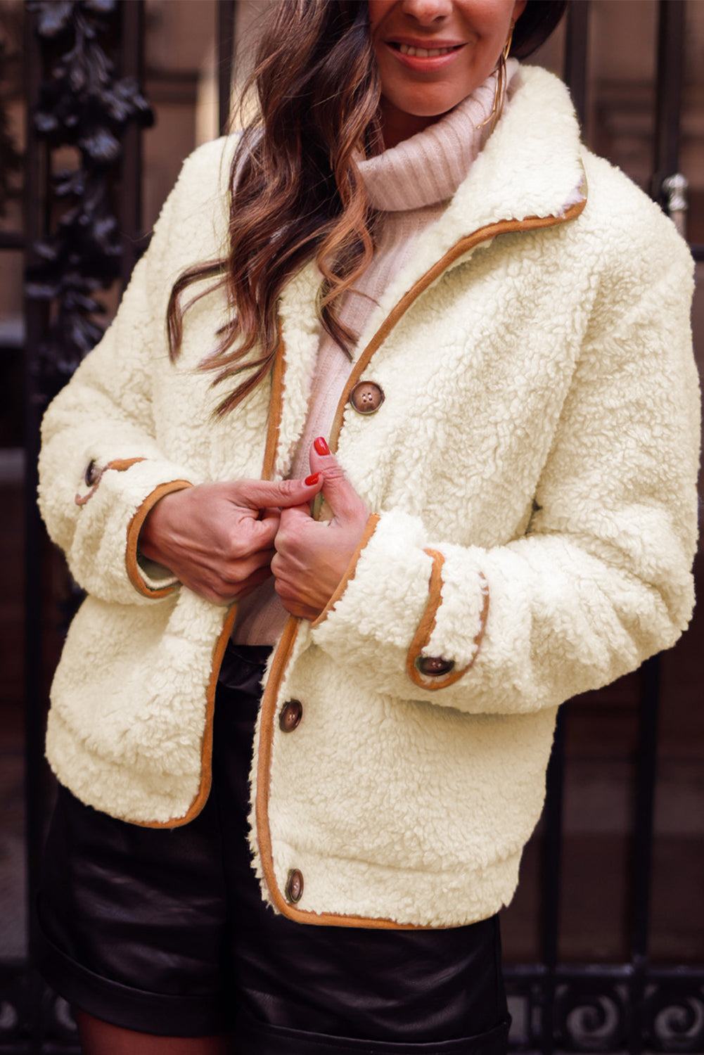 Veste boutonnée à bordure contrastante en sherpa beige avec poches