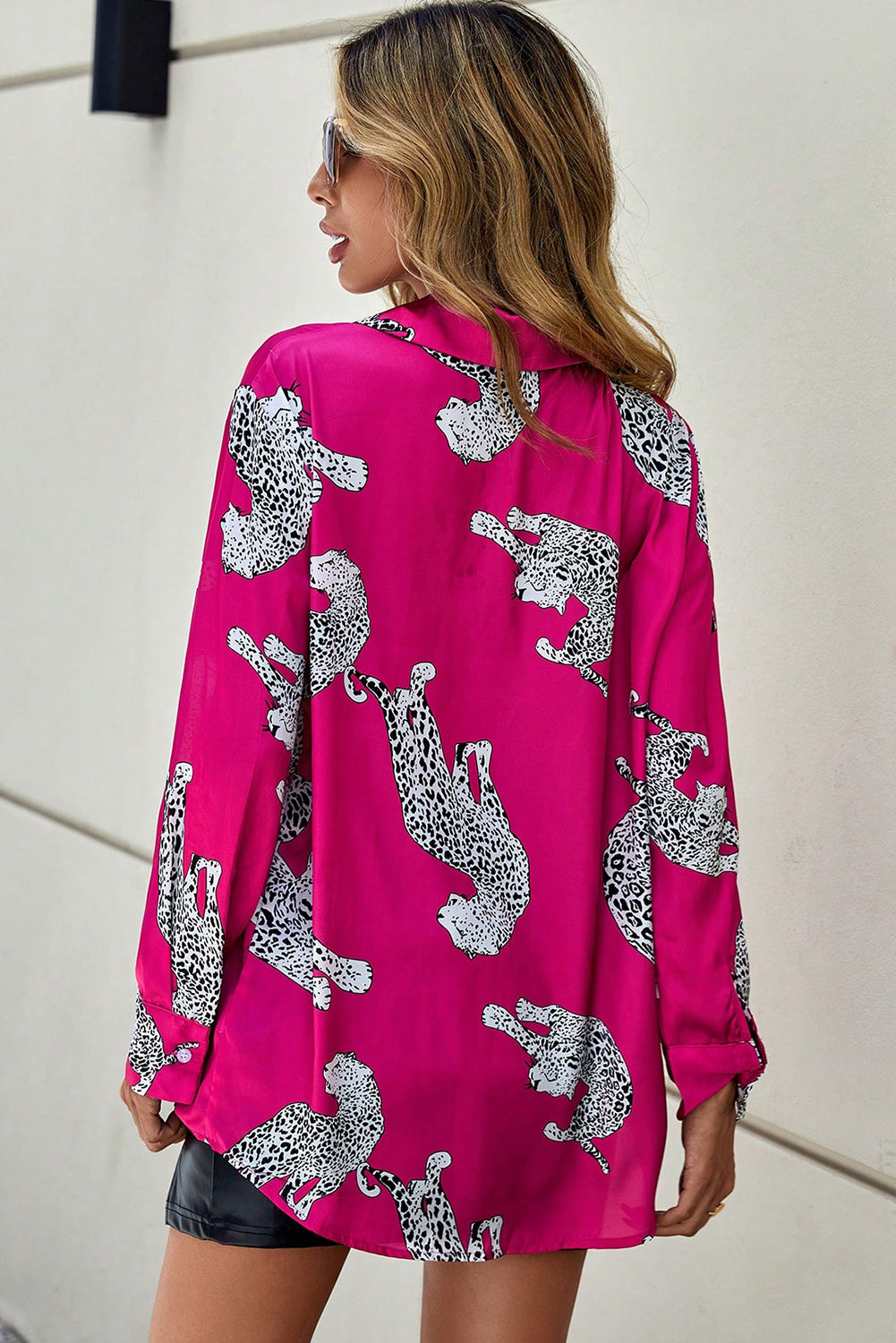Camicia frontale con bottoni con stampa leopardata vivace rosa