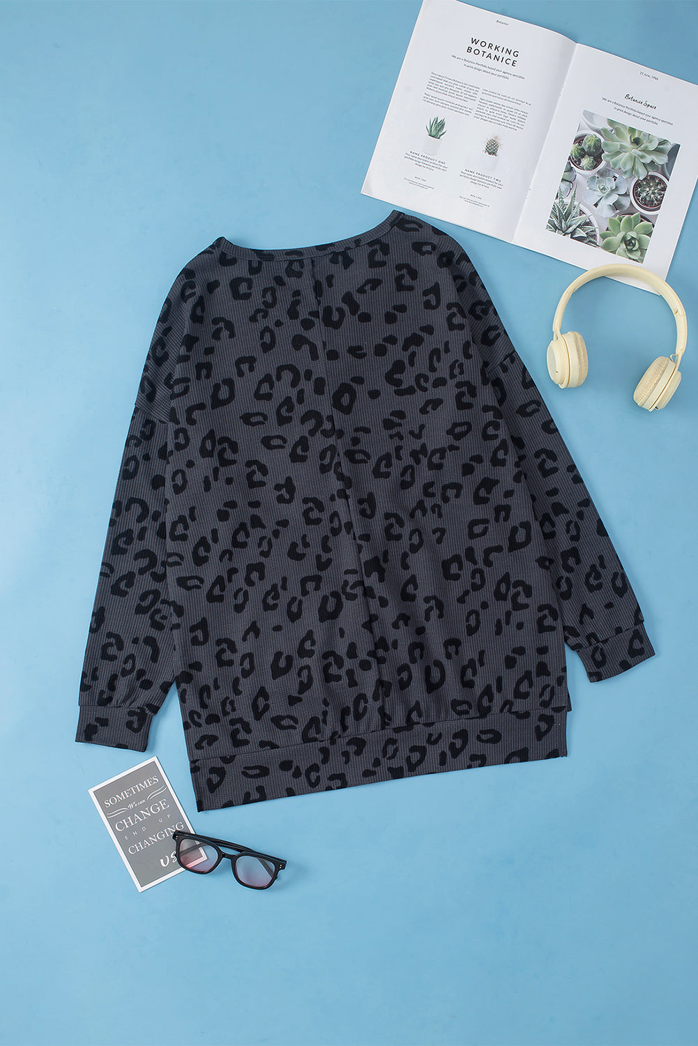 Sweat-shirt gaufré gris à col fendu et boutonné à imprimé léopard