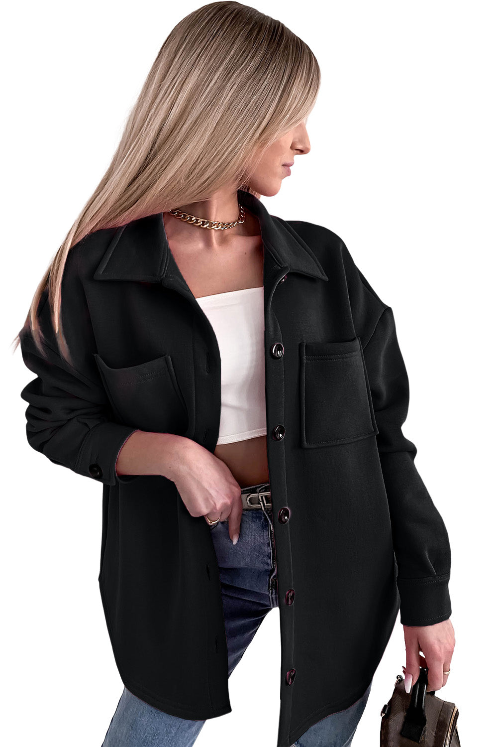 Crna jednobojna jakna dugih rukava s kopčanjem i džepom
