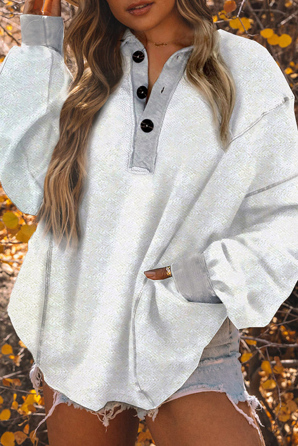 Sweat-shirt blanc texturé avec poches latérales et encolure boutonnée