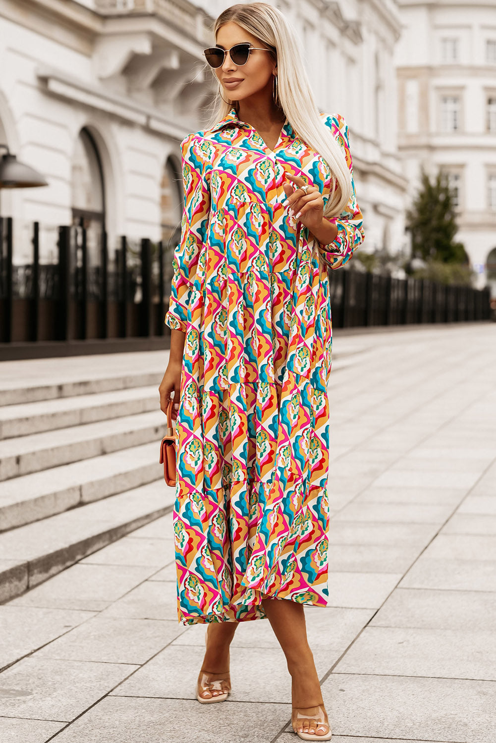 Večbarvna obleka z abstraktnim geometrijskim vzorcem z dolgimi rokavi in ​​visokim pasom
