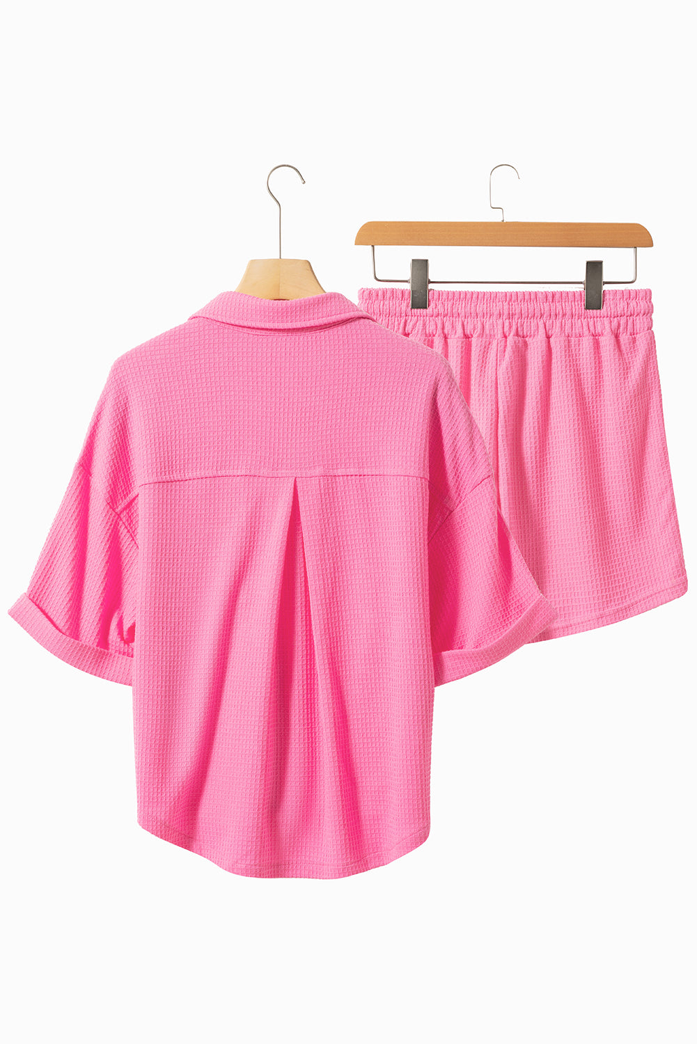 Hellrosa strukturiertes Hemd-Shorts-Outfit mit Brusttasche und halblangen Ärmeln