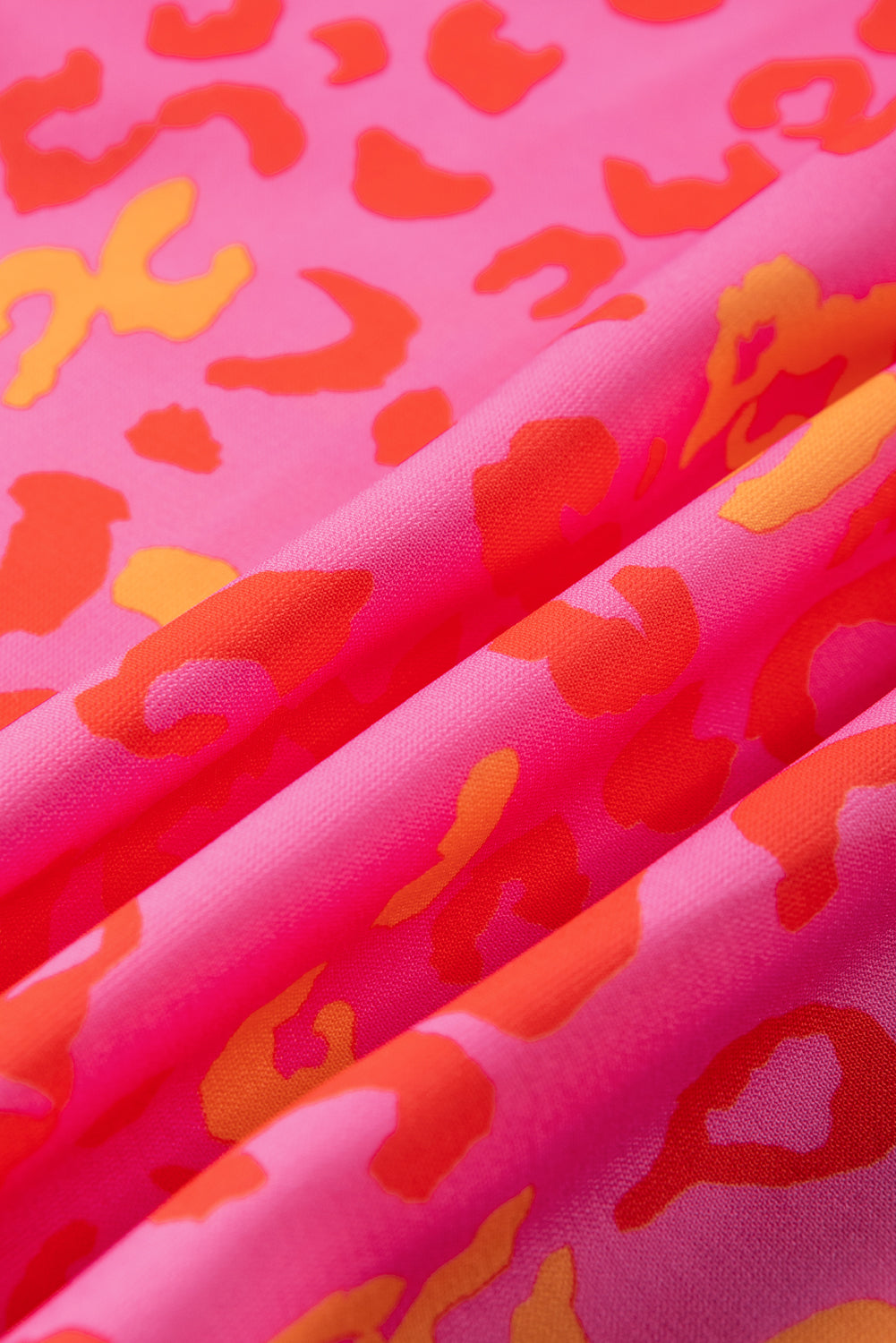 Rožnata bluza z leopardjim v-izrezom in kratkimi rokavi