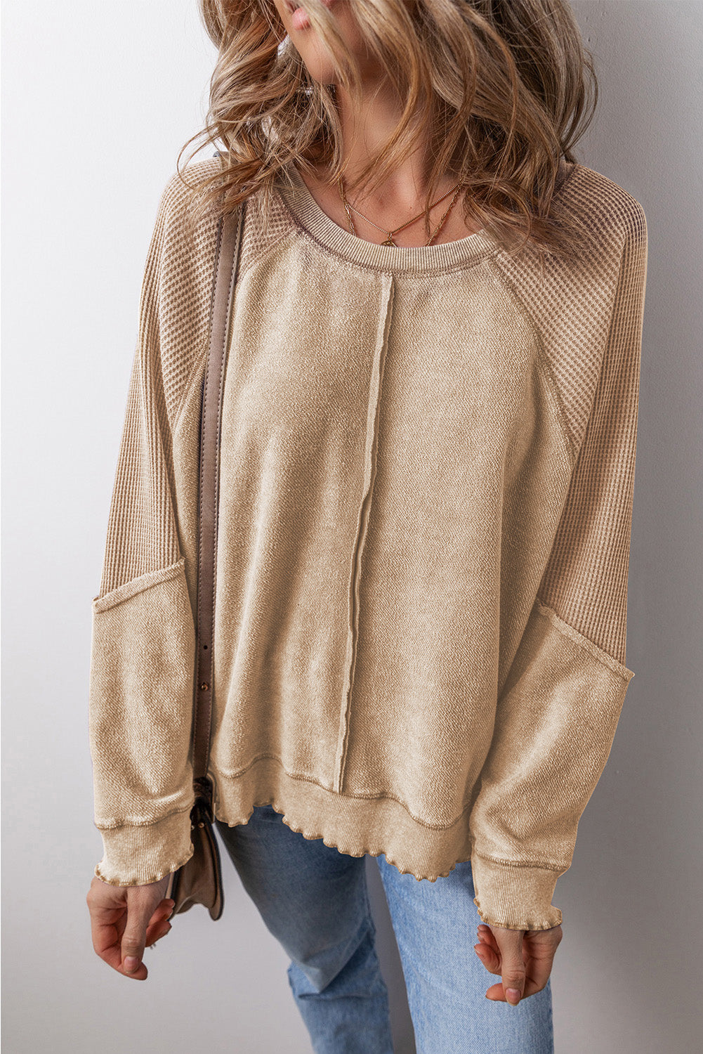 Felpa raglan con cuciture a vista patchwork in maglia waffle beige francese chiaro