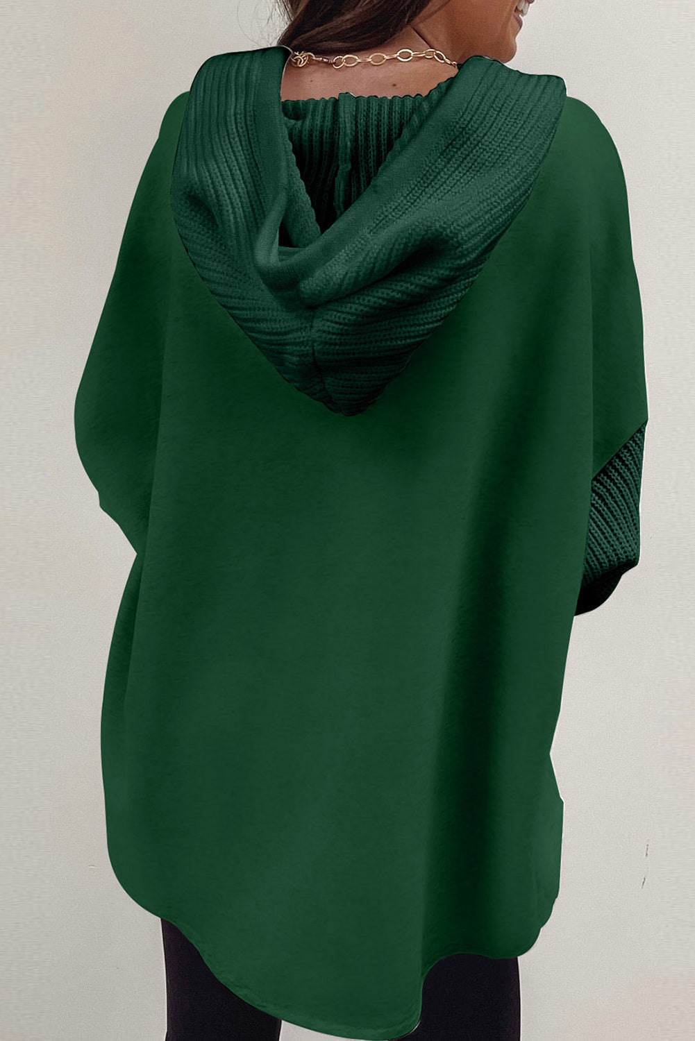 Crnkasto zelena jakna s kapuljačom s kopčanjem i kontrastnim pletenim rukavima