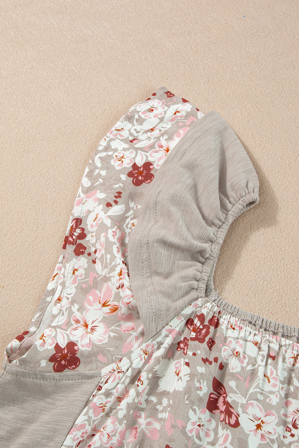 Graue, florale Patchwork-Bluse mit eckigem Ausschnitt und Rüschenärmeln