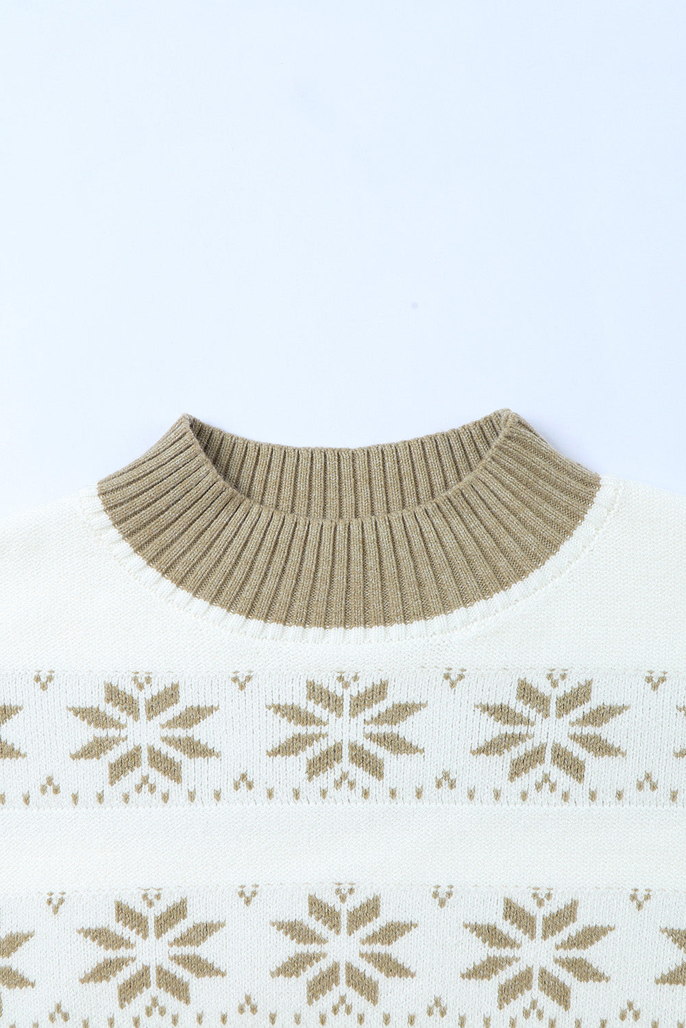 Weißer, hochgeschlossener Strickpullover mit Weihnachtsschneeflockenmuster