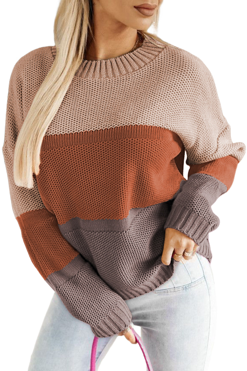 Pleten pulover z okroglim izrezom in okroglim ovratnikom v rjavih črtah
