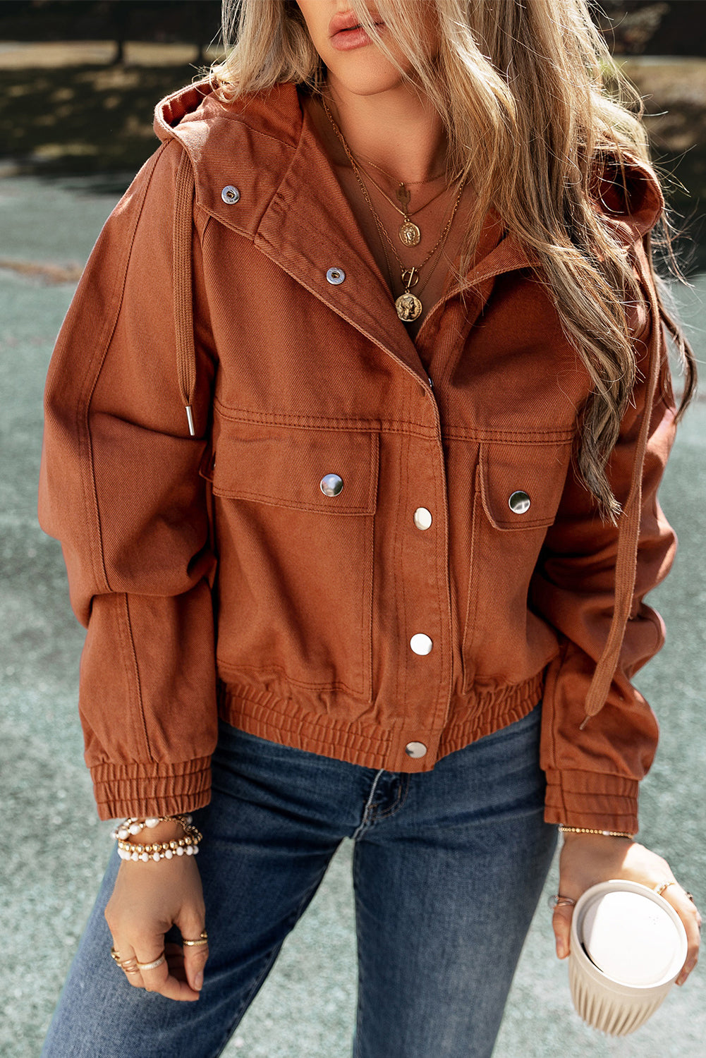 Traper jakna s kapuljačom i elastičnim porubom od crvene gline