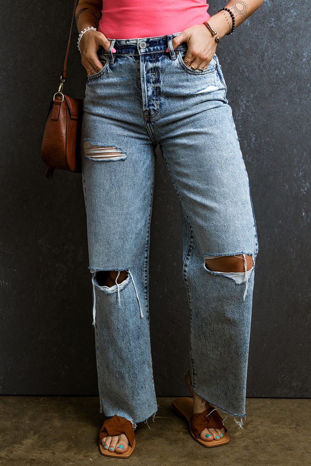 Hellblaue, zerrissene, gerade Jeans im Used-Look mit ungesäumtem Saum