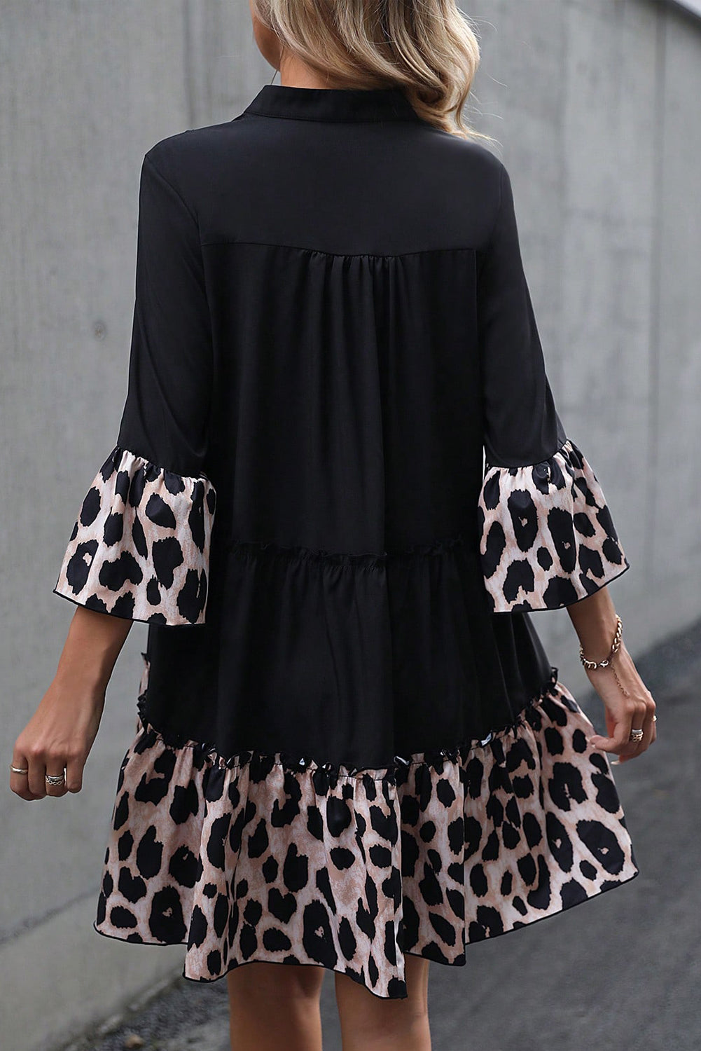 Schwarzes, ausgestelltes Kleid mit Leopardenbesatz und V-Ausschnitt, Rüschenärmeln
