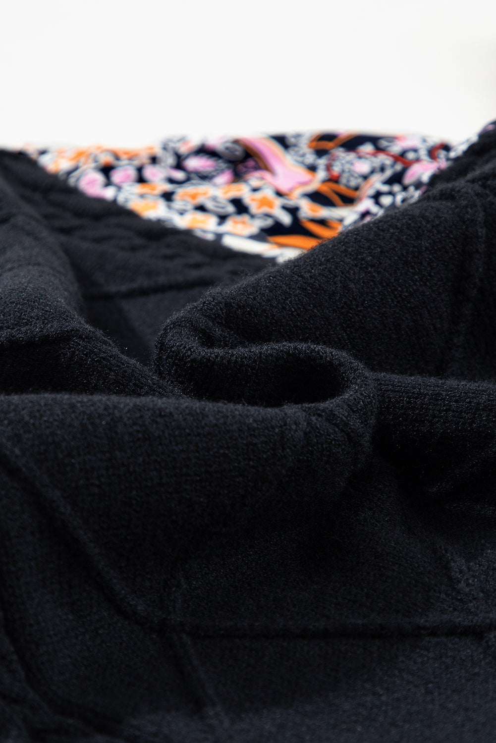 Črn pulover s cvetličnimi rokavi in ​​peplum v kontrastu