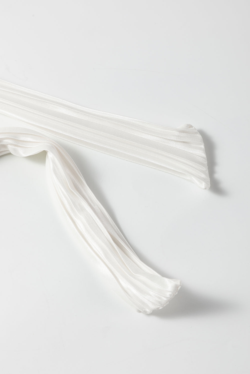 Bijela kratka haljina s lepršavim rukavima i plisiranim pojasom