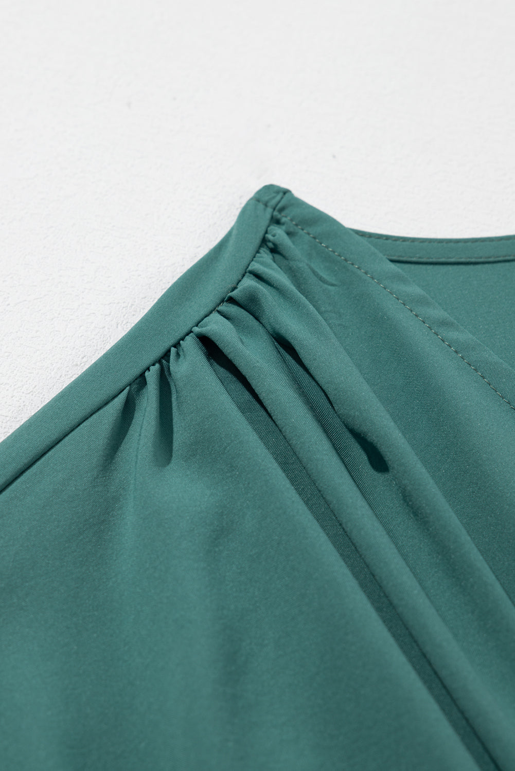 Crnozelena jednobojna plisirana maksi haljina s V izrezom i kratkim rukavima