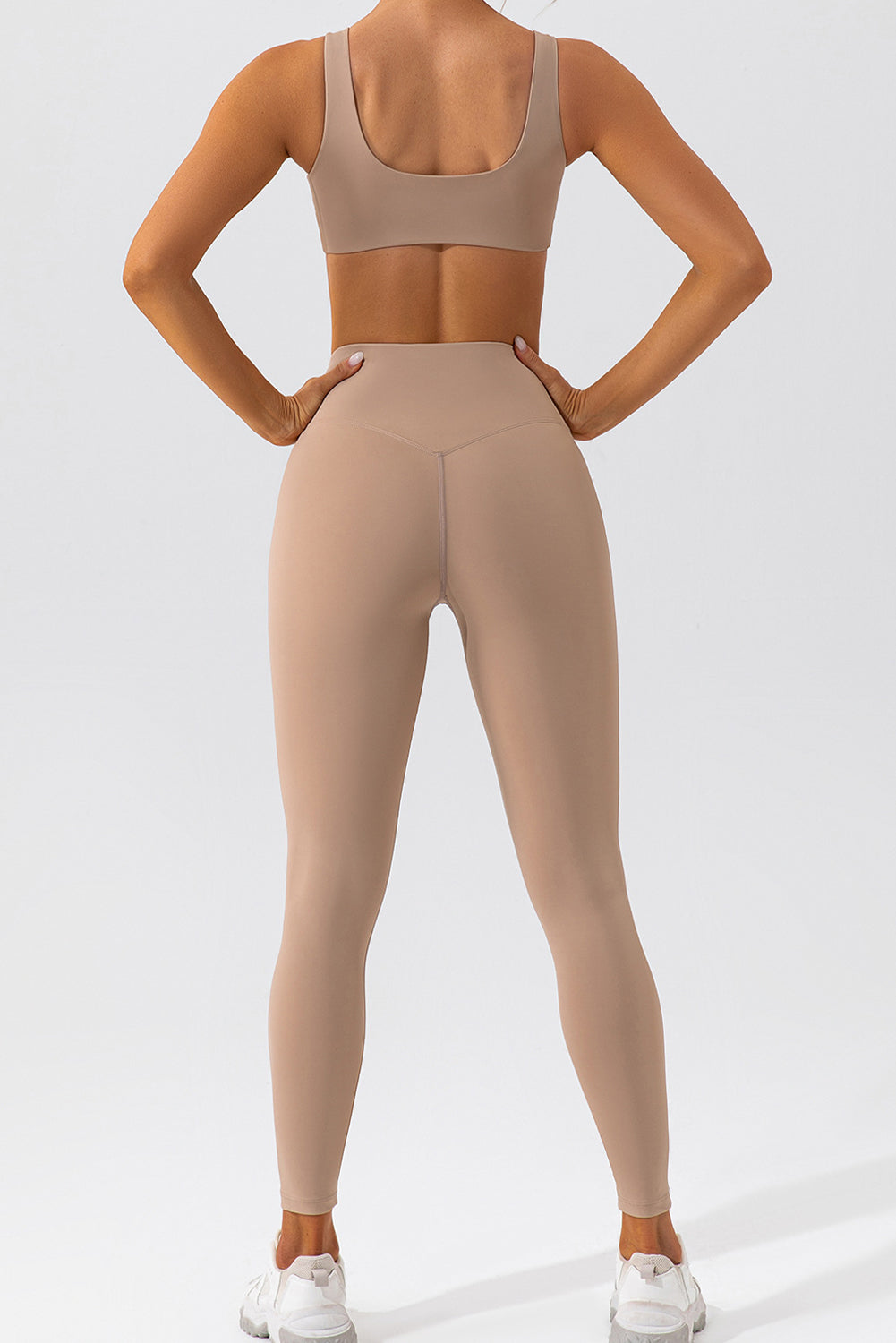 Trainingsset aus einfarbigem Aktiv-BH in hellfranzösischem Beige und Leggings mit hoher Taille