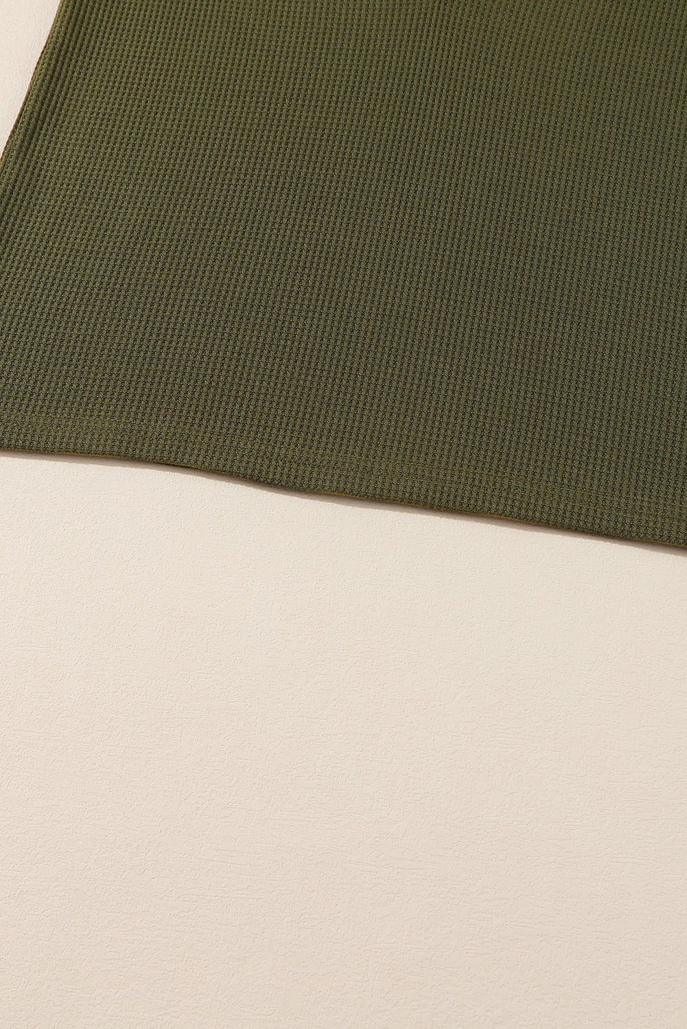 Haut en tricot gaufré à col en V et patchwork en dentelle verte