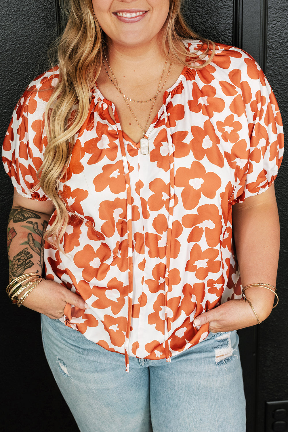 Oranžna bluza s kratkimi rokavi in ​​v-izrezom s cvetličnim vzorcem velike velikosti
