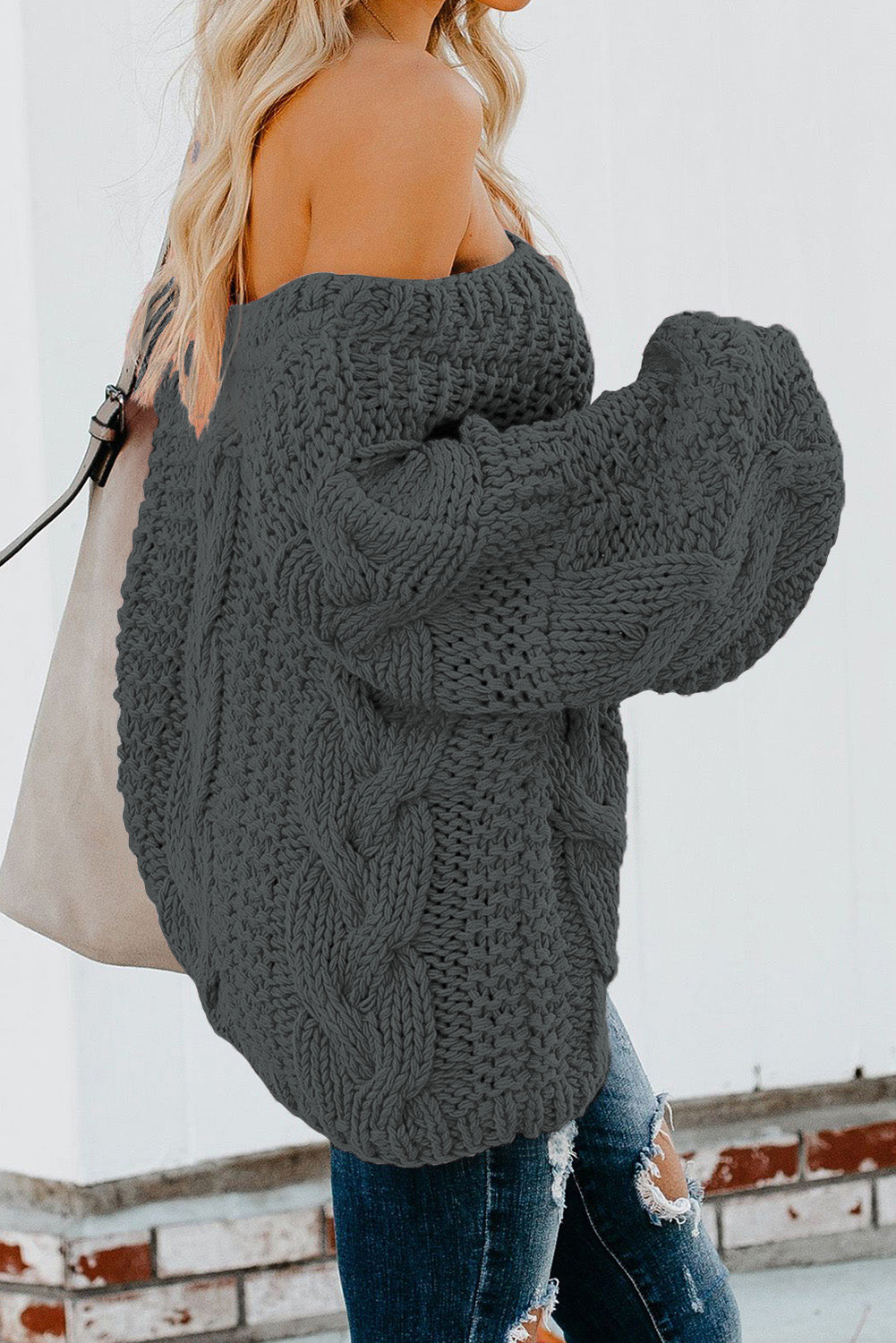 Temno siv pleten pulover z v-izrezom iz mehurčkov