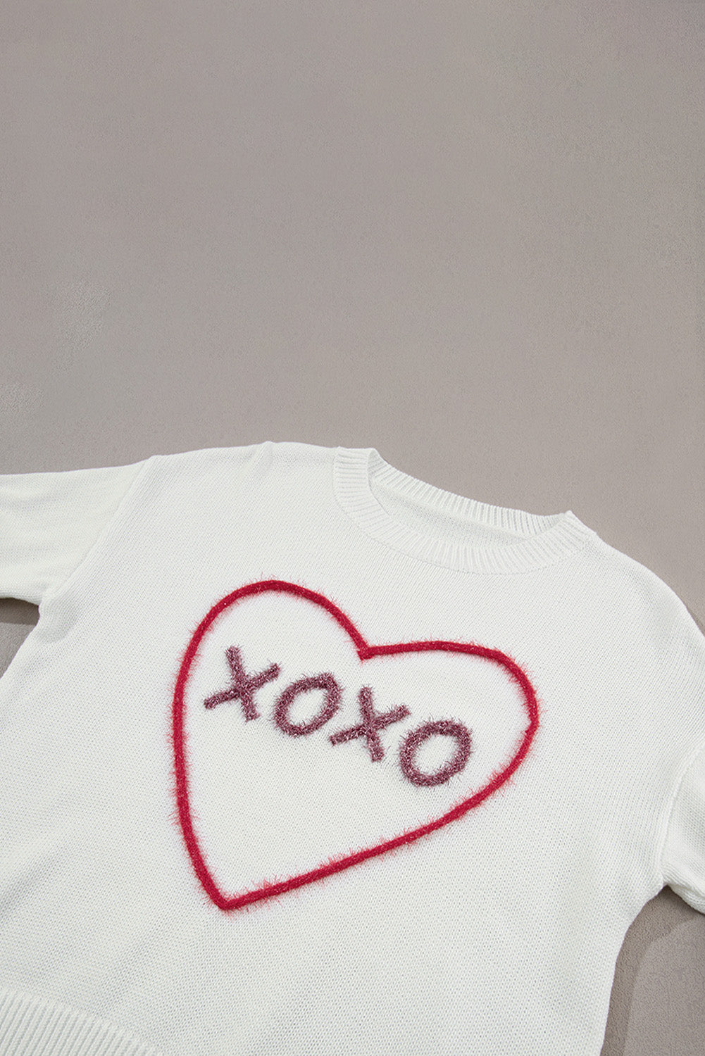 Maglione lavorato a maglia a costine con spalle scoperte con motivo XOXO a cuore bianco